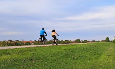 <strong>Pe bicicletă spre Serbia, pe malul Begăi, pe cea mai lungă pistă din România</strong>