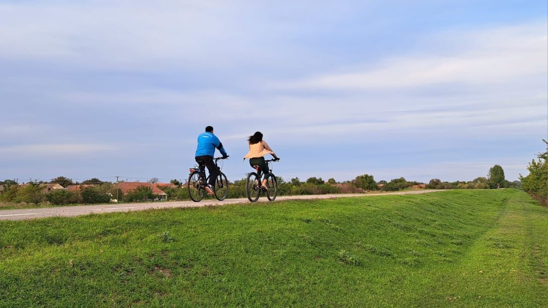 <strong>Pe bicicletă spre Serbia, pe malul Begăi, pe cea mai lungă pistă din România</strong>