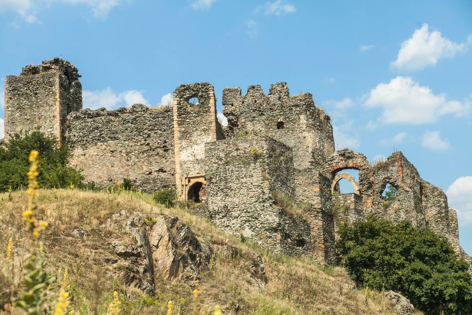 În judeţul Arad, s-a prăbuşit unul din zidurile cetăţii Şoimoş, aflată în ruină