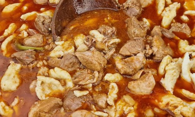 Dan Negru prezintă Festivalul Recoltei într-o localitate din Banat: Gulașul se prepară în ceaunul imens 1000 de litri