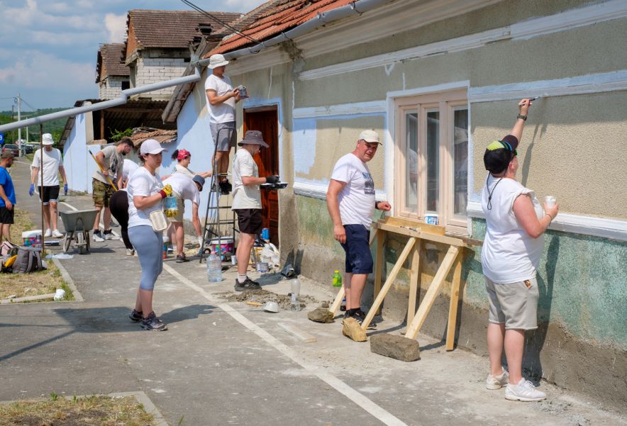 Vacanță altfel în județul Timiș: Zeci de voluntari sunt așteptați să redea culorile satului bănățean
