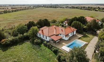 Un conac boieresc de secol XIX, cu piscină, scos la vânzare lângă București