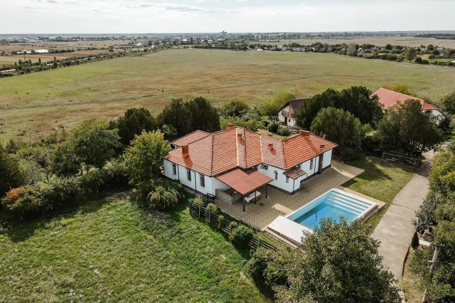 Un conac boieresc de secol XIX, cu piscină, scos la vânzare lângă București