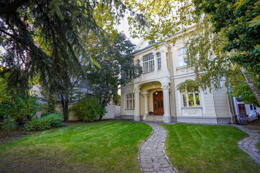 Sotheby’s: Cât costă un castel în București? Dar un palat burghez vizavi de Curtea Domnească?