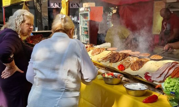 Turism Culinar în Timișoara: Călătorie Gastronomică „Cu porcul prin Balcani” la Festivalul TAIFAS